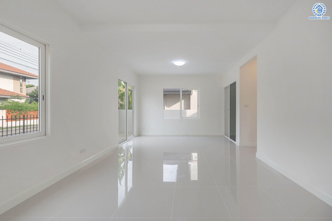 บ้านมือสองตกแต่งใหม่ จากแบรนด์Sansiri โครงการ คณาสิริ วัดพระเงิน หลังมุม ตกแต่งสไตล์โมเดิร์น เนื้อที่ 55.7 ตร.ว. ฟังก์ชัน 3 ห้องนอน 2 ห้องน้ำ 1 ห้องอเนกประสงค์ จอดรถได้ 2 คัน บนทำเลเดินทางสะดวก ใกล้รถไฟฟ้าสายสีม่วง "สถานีตลาดบางใหญ่" จุดขึ้นทางด่วน "ศรีรัช" และเซ็นทรัลเวสต์เกต